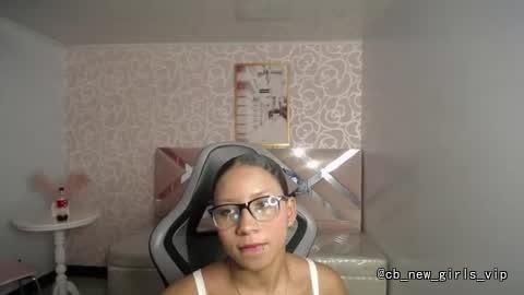 laurakail_ch cam profile